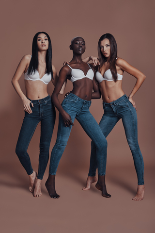 LYCRA 公司在 2024 年阿姆斯特丹春季 Kingpins 展會上推出了針對彈性牛仔布的革命性全新針對性塑形創新：LYCRA FitSense® 牛仔布技術。 （圖：美國商業資訊）