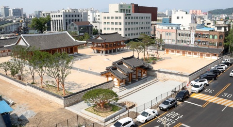 The Korean historic site Jeolla Gamyoung was restored to its former grandeur and will open on October 7. A provincial government complex was called ‘Gamyoung’ in the Joseon Dynasty that lasted for about 500 years (1392-1910). Jeolla refers to the southwestern province of the country. Jeonju City, North Jeolla Province Government and the Jeolla Gamyoung Restoration Committee will hold a celebration of the Jeolla Gamyoung restoration at 2 p.m. on October 7. Entitled “Jeolla Gamyoung: A Radiant Flower, A Thousand Years of Fruit,” the ribbon-cutting ceremony will be live-streamed on YouTube. Discussion of a project to restore the ancient government complex began in 2005. The ground was broken for the project in November 2017 after the old Jeollabuk-do government building was demolished. The first stage of the project was completed on August 27. Jeonju will kick off the second stage of the project shortly after deciding on the plan to develop the west zone of Jeolla Gamyoung. (Photo: Business Wire)