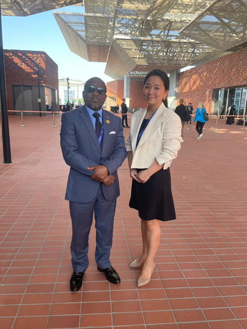 马拉维副总统Michael Usi阁下与Gold Standard首席执行官Margaret Kim在迪拜COP28会议上（照片：美国商业资讯)