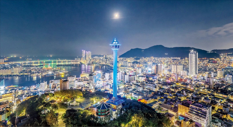 釜山龍頭山公園、釜山塔和釜山港的夜景 ( 圖片 : 釜山廣域市 )