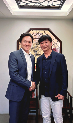 OK忠訓國際集團創辦董事長陳訓弘氏、MEIHO ENTERPRISE取締役執行董事吉田茂樹氏 (照片：美國商業資訊)