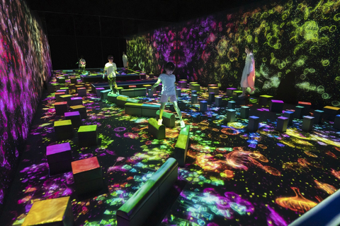 teamLab，隐形世界中的平衡脚踏石，供图：teamLab Borderless, Odaiba (c) teamLab