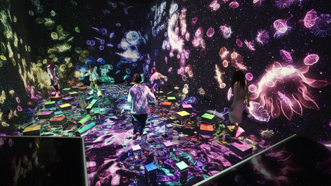 eamLab，隐形世界中的平衡脚踏石 (c) teamLab - “平衡脚踏石”是可互动的脚踏石，人在上面踏步时，脚踏石会发生变化，呈现不同的色彩并影响周围空间。当人踩上脚踏石时，它会以多种方式晃动。