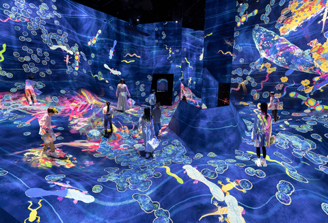 teamLab，倒置地球自然涂鸦 (c) teamLab - 游客画的各种生物都会生活在这个倒置的地球上。在纸上为生物涂色，你就能看到自己画作栩栩如生地在眼前移动。