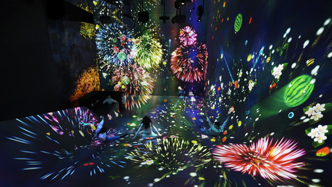 teamLab，穿越果实田野 (c) teamLab - 这是一个长满水果的滑梯。你将化身阳光，从滑梯上滑下。当你的身体与水球和蜜蜂球相撞时，你的能量就会传递给它们，它们就会向四面八方飞去。当小球与水果相撞时，水果就会开始生长。