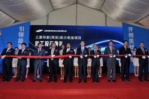 Samsung SDI CEO Cho Nam Seong (Sixth from left in front row), Shaanxi Province Vice Governor Jiang Feng (Fifth from left in front row), Samsung China President Jang Won Ki (Third from right in front row) are cutting the tape at the completion ceremony for the Samsung SDI Xi'an EV battery plant. (Photo: Business Wire)
